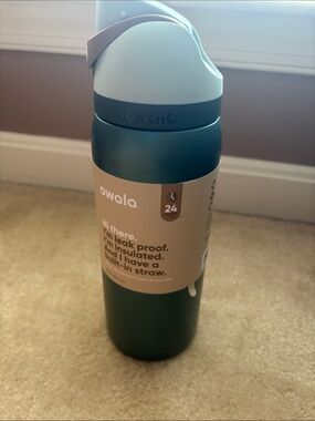 NWT Owala Insulated Bottle METALLIC Green HOLIDAY 32 fl oz